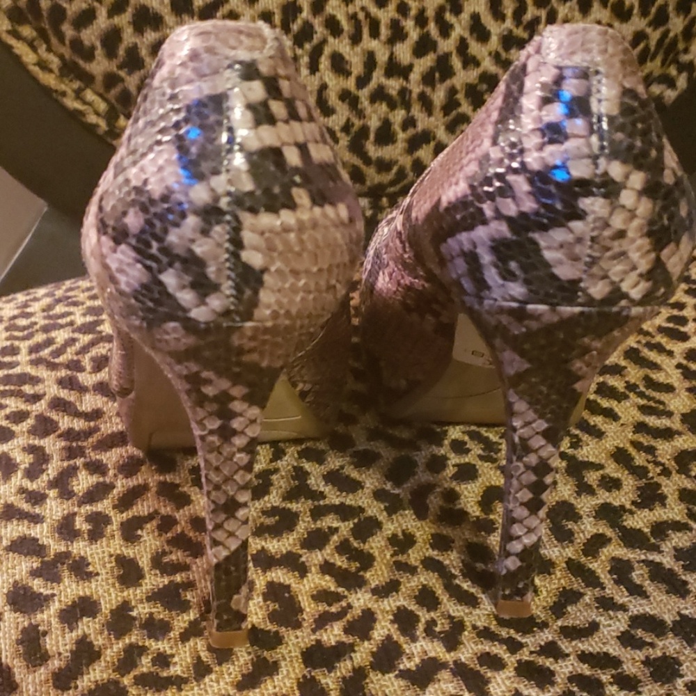 Shoes - Picture 2 of 7
